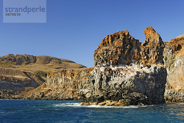 Schroffe Steilküste  vulkanisch  Gesteinsschichten  Meer  San Benedicto Insel  bei Socorro  Revillagigedo Inseln  Archipel  Mexiko  Ost-Pazifik