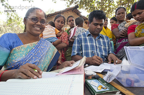 Bei einer von der Hilfsorganisation Ärzte für die Dritte Welt initiierten Impfaktion  Impfung  für Kinder  bei Kalkutta  Kolkata  Westbengalen  Indien  Asien