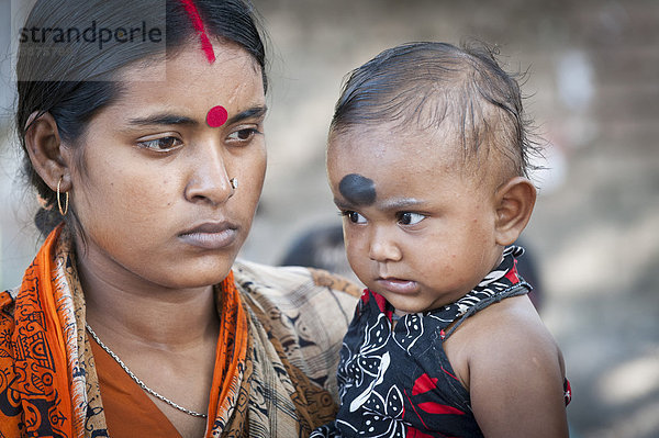 Mutter mit Kleinkind bei einer von der Hilfsorganisation Ärzte für die Dritte Welt initiierten Impfaktion für Kinder  bei Kalkutta  Kolkata  Westbengalen  Indien  Asien