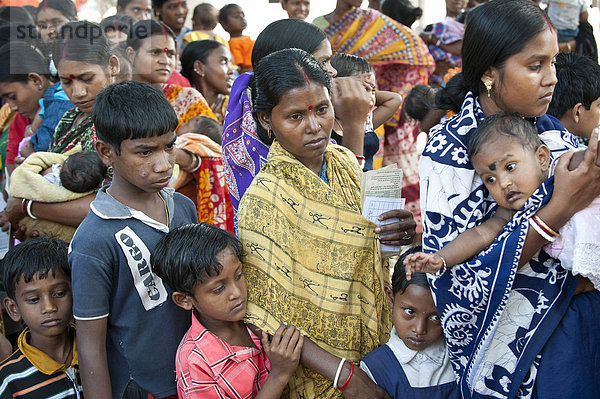 Mütter und Kinder bei einer von der Hilfsorganisation Ärzte für die Dritte Welt initiierten Impfaktion oder Impfung für Kinder  bei Kalkutta  Kolkata  Westbengalen  Indien  Asien