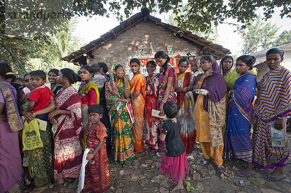 Wartende Mütter und Kinder bei einer von der Hilfsorganisation Ärzte für die Dritte Welt initiierten Impfaktion oder Impfung für Kinder  bei Kalkutta  Kolkata  Westbengalen  Indien  Asien