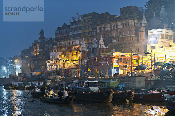 Ghats vor Sonnenaufgang  Ganges  Varanasi oder Benares oder Kashi  Uttar Pradesh  Indien  Asien