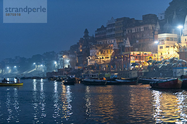 Ghats vor Sonnenaufgang  Ganges  Varanasi oder Benares oder Kashi  Uttar Pradesh  Indien  Asien