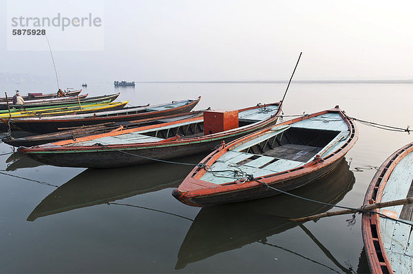 Boote  Ganges  Varanasi oder Benares oder Kashi  Uttar Pradesh  Indien  Asien