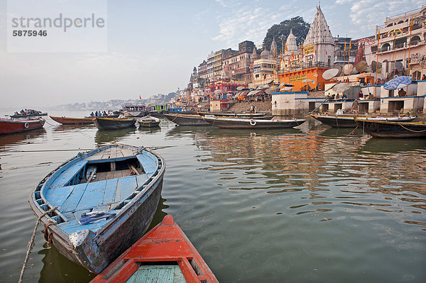 Boote  Ghats  heilige Treppen zum Ganges  Stadtansicht am frühen Morgen  Kashi oder Varanasi oder Benares  Uttar Pradesh  Indien  Asien