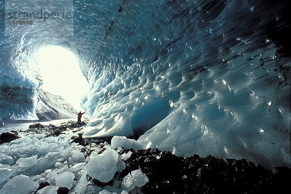 Mann steht in Eishöhle bei Kverkfjöll im Vatnajökull Gletscher  Hochland  Island  Europa