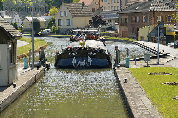 Lastschiff fährt in die Schleuse  Canal de la Marne au Rhin  Lützelsburg  Elsass  Frankreich  Europa