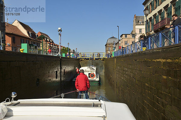 Schleuse  Stadteinfahrt mit Boot  Canal de la Marne au Rhin  Saverne  Elsass  Frankreich  Europa