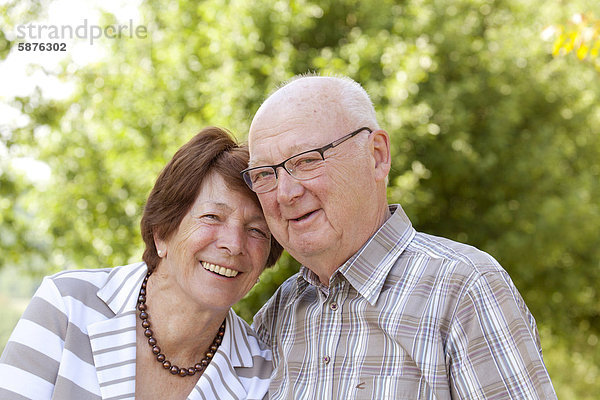 Älteres Ehepaar  Senioren  Rentner  70-80 Jahre  in Bengel  Rheinland-Pfalz  Deutschland  Europa