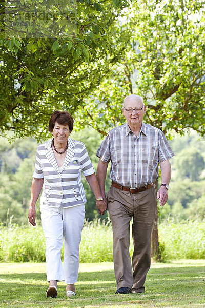 Älteres Ehepaar  Senioren  Rentner  70-80 Jahre  in Bengel  Rheinland-Pfalz  Deutschland  Europa