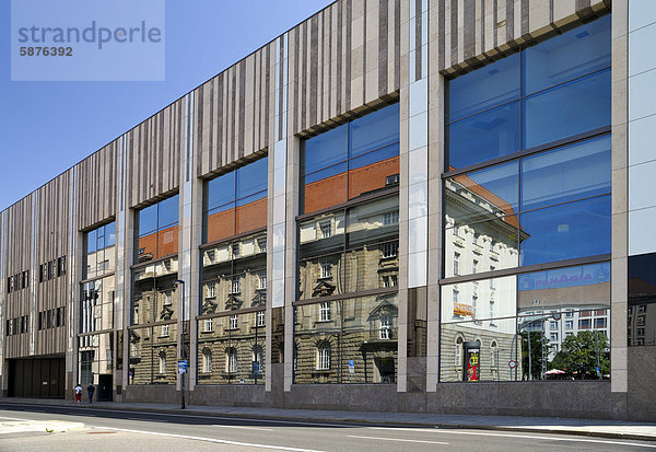 Modernes Gebäude mit Spiegelung einer alten Fassade am Dippoldiswalder Platz Ecke Waisenhausstraße in Dresden  Sachsen  Deutschland  Europa  ÖffentlicherGrund