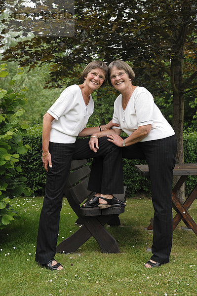 Zwei rüstige Zwillingsschwestern im Garten