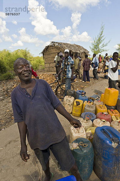 Dorfbewohner mit Plastikkanistern an einer Trinkwasser-Abgabestelle  Quelimane  Mosambik  Afrika