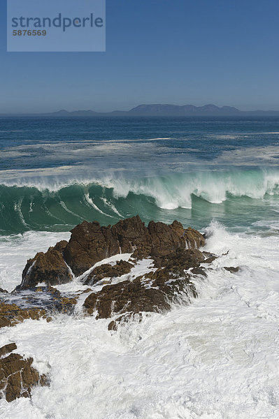 Brandung und Felsen an der R44  hinten der Tafelberg  westliche Kapregion  Südafrika  Afrika