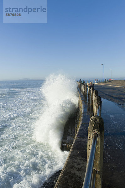 Brandung an der Promenade entlang der Beach Road  Kapstadt  Südafrika  Afrika