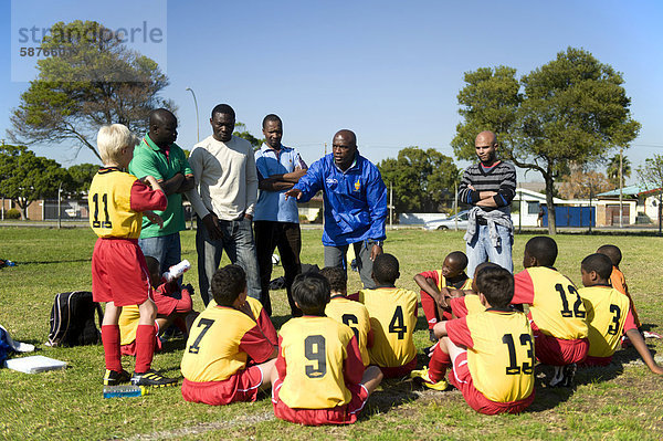 Südliches Afrika Südafrika Teamwork Führung Anleitung führen führt führend Zeit jung Afrika Kapstadt Football Hälfte