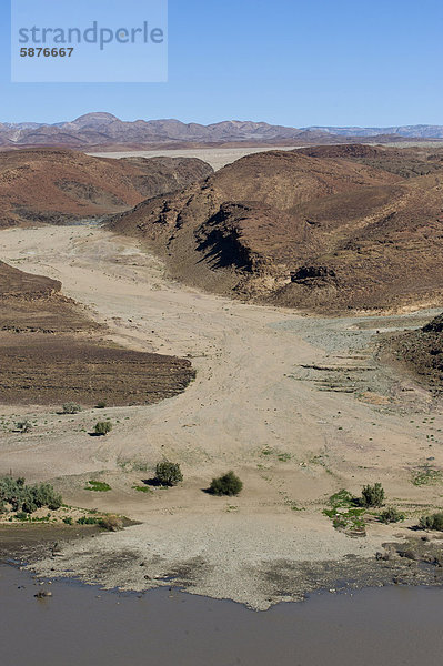 Trockenes Flussbett im Richtersveld Nationalpark Südafrika - Blick über den Oranje Fluss von einem Aussichtpunkt in Aussenkehr  Namibia  Afrika