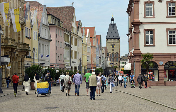 Passanten auf Maximilianstraße  Via Triumphalis  hinten das Altpörtel  Speyer  Rheinland-Pfalz  Deutschland  Europa  ÖffentlicherGrund