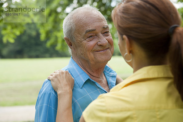 Frau mit einem alten Mann im Park