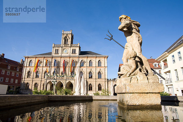 Neptunbrunnen und Rathaus auf dem Marktplatz von Weimar  Thüringen  Deutschland