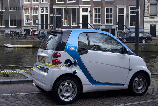 Aufladen eines Elektroautos  Amsterdam  Niederlande  Europa