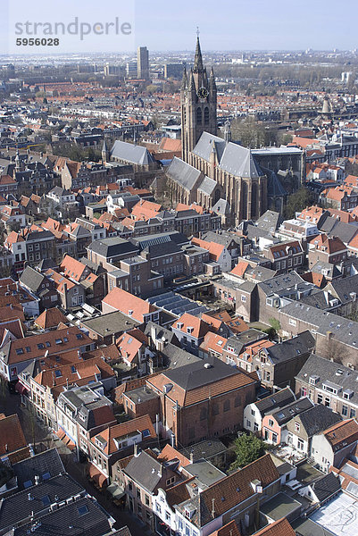 Blick über die Stadt und der Oude Kerk (alte Kirche) von der Aussichtsplattform der Nieuwe Kerk (neue Kirche)  Delft  Niederlande  Europa