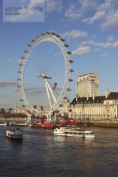 Kreuzfahrt Boote Segel vorbei County Hall und das London Eye am Südufer der Themse  London  England  Vereinigtes Königreich  Europa
