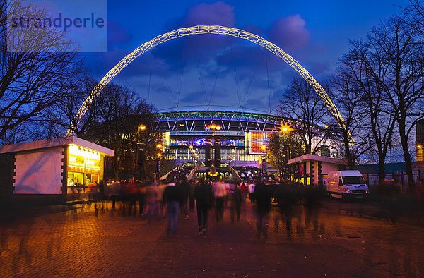 Wembley-Stadion mit England Unterstützer Eingabe Austragungsort für internationale Spiel  London  England  Vereinigtes Königreich  Europa