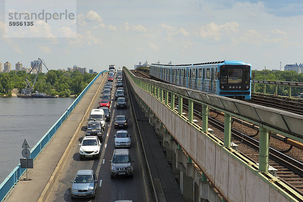 Verkehr auf der Brücke der Metro  Metro Nebel  über den Dnepr  Kiew  Ukraine  Europa