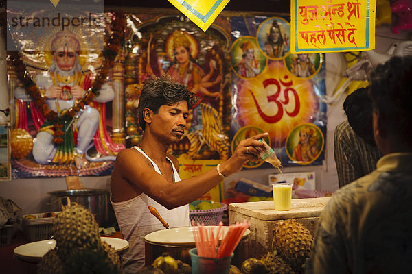 Hindu Obst Saft Stand am lokalen ländlichen Fair  Sejpur  Gujarat  Indien  Asien