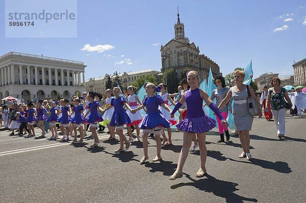 Ukrainische Kinder Day Parade in Khreschatyk Street  Kiew  Ukraine  Europa
