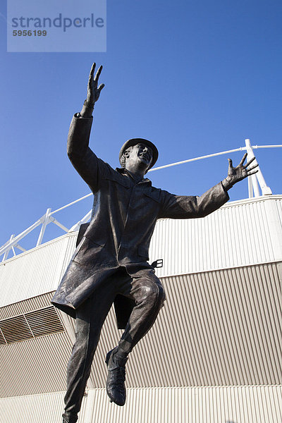 Statue von Bob Stokoe  Stadion des Lichts  Sunderland  England  Vereinigtes Königreich  Europa