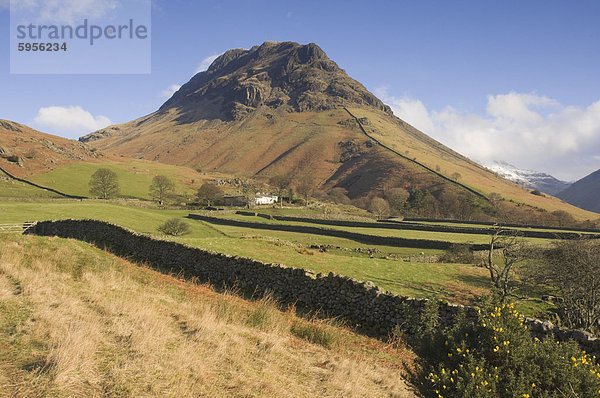 Eine Farm Lakeland unten Yewbarrow 2058 ft  Wasdale  Lake District-Nationalpark  Cumbria  England  Vereinigtes Königreich  Europa