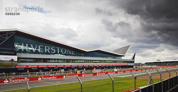 Silverstone Flügel und Gruben an den britischen Grand Prix  Silverstone  Northamptonshire  England  Vereinigtes Königreich  Europa
