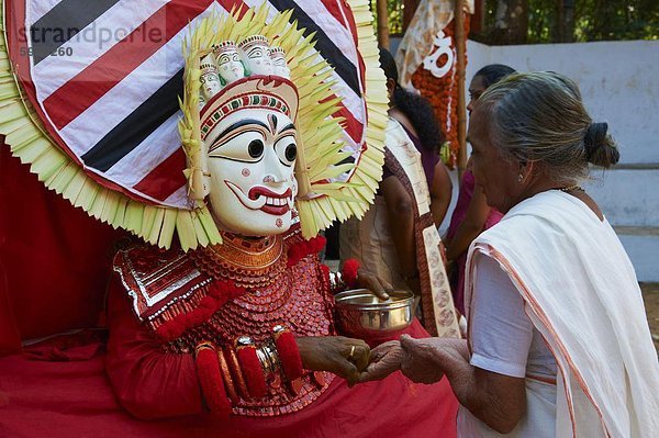 Darstellung einer Hindu-Gott  Teyyam Zeremonie  in der Nähe von Kannur  Kerala  Indien  Asien