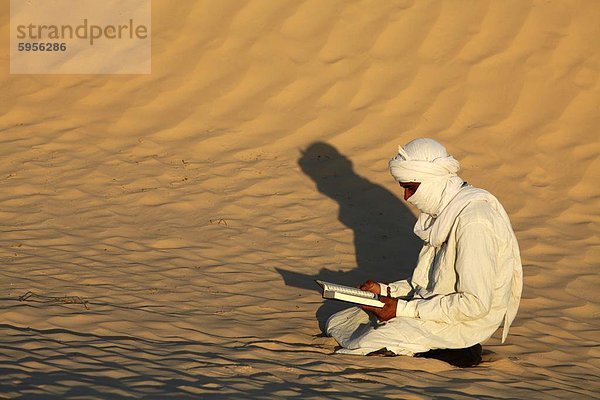 Beduin Lesen des Korans in der Sahara Douz  Kebili  Tunisia  Nordafrika  Afrika