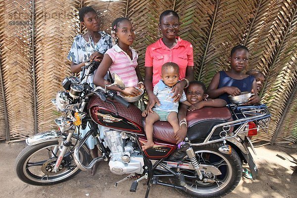 Familie um ein Motorrad  Lome  Togo  Westafrika  Afrika