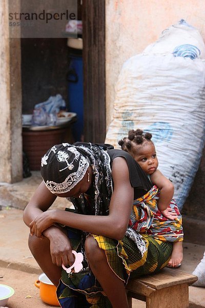 Afrikanische Frau  die ihr Baby auf ihren Rücken  Lome  Togo  Westafrika  Afrika