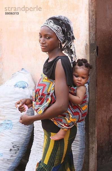 Afrikanische Frau  die ihr Baby auf ihren Rücken  Lome  Togo  Westafrika  Afrika