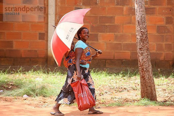 Afrikanische Frau  die ihr Baby auf ihren Rücken  Lome  Togo  Westafrika  Afrika