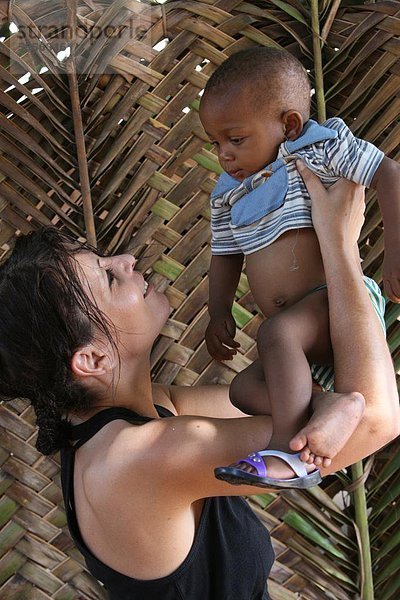 Frau mit einem afrikanischen Kind  Lome  Togo  Westafrika  Afrika