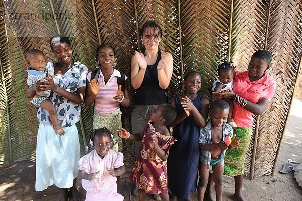 Frau und afrikanische Kinder  Lome  Togo  Westafrika  Afrika