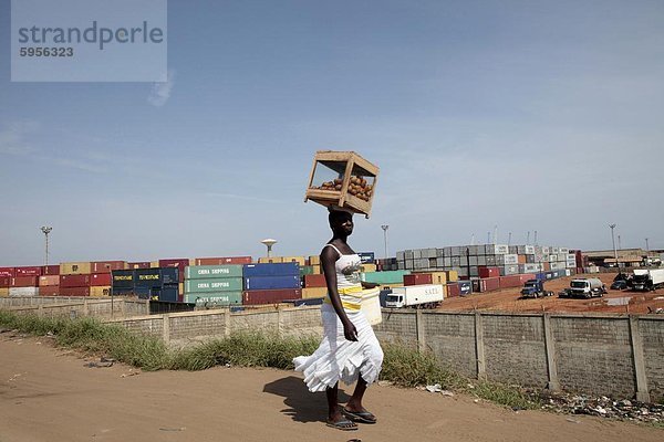 Afrikanische Frau  die eine Last auf ihrem Kopf.  Lome  Togo  Westafrika  Afrika