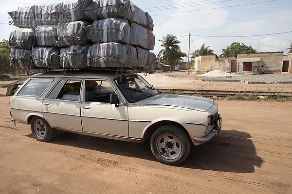 Überladene Fahrzeug  Lome  Togo  Westafrika  Afrika