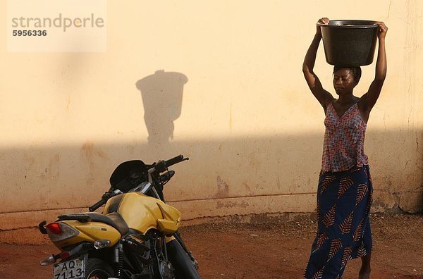 Frau trägt Wasser  Lome  Togo  Westafrika  Afrika