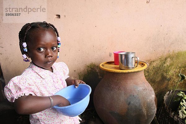 Mädchen essen eine Mahlzeit  Lome  Togo  Westafrika  Afrika