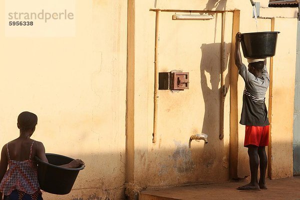 Frau trägt Wasser  Lome  Togo  Westafrika  Afrika