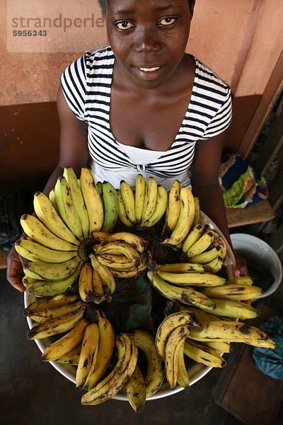 Verkauf von Bananen  Lome  Togo  Westafrika  Afrika Mädchen