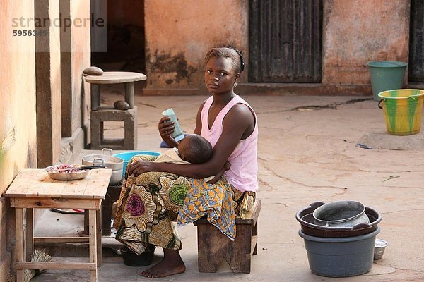 Frau füttern ihr Kind  Lome  Togo  Westafrika  Afrika