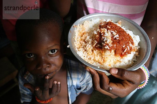 Kinder essen eine afrikanische Mahlzeit  Lome  Togo  Westafrika  Afrika